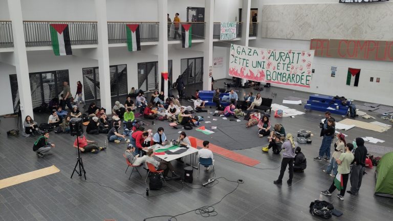 Photo du hall du bâtiment SG à l'EPFL, lors de la manifestation organisée par la «Coordination étudiante pour la Palestine» le 7 mai 2024